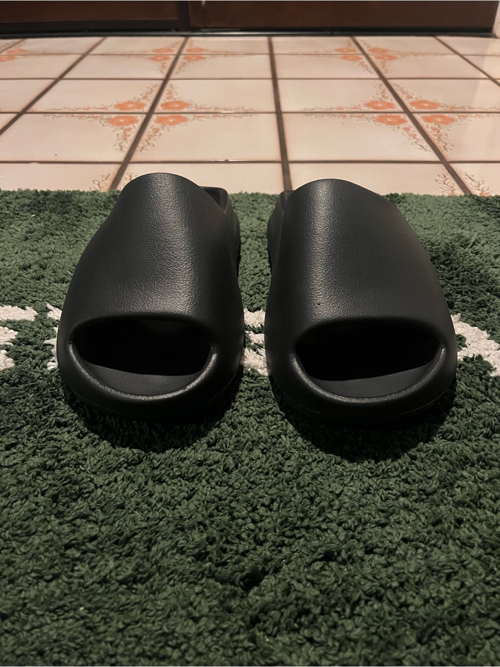 YEEZY SLIDES ONYX (Size 10) - Picture 2 of 9